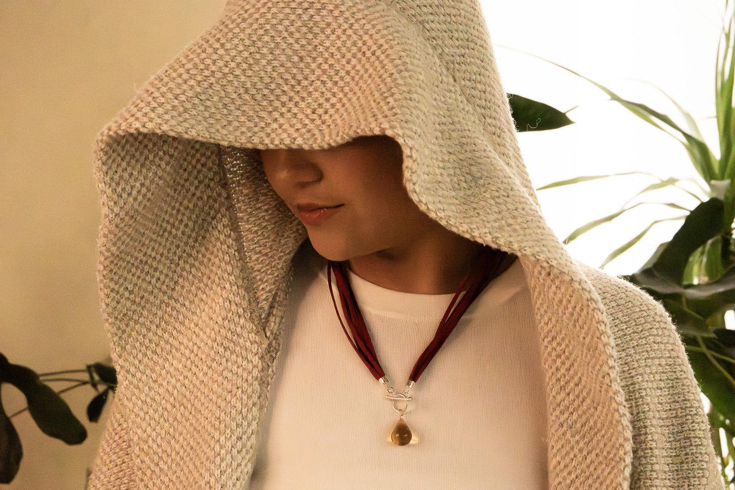 Collar Gamuza Gota Ambar