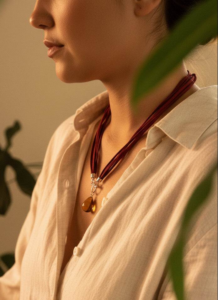 Collar Gamuza Gota Ambar