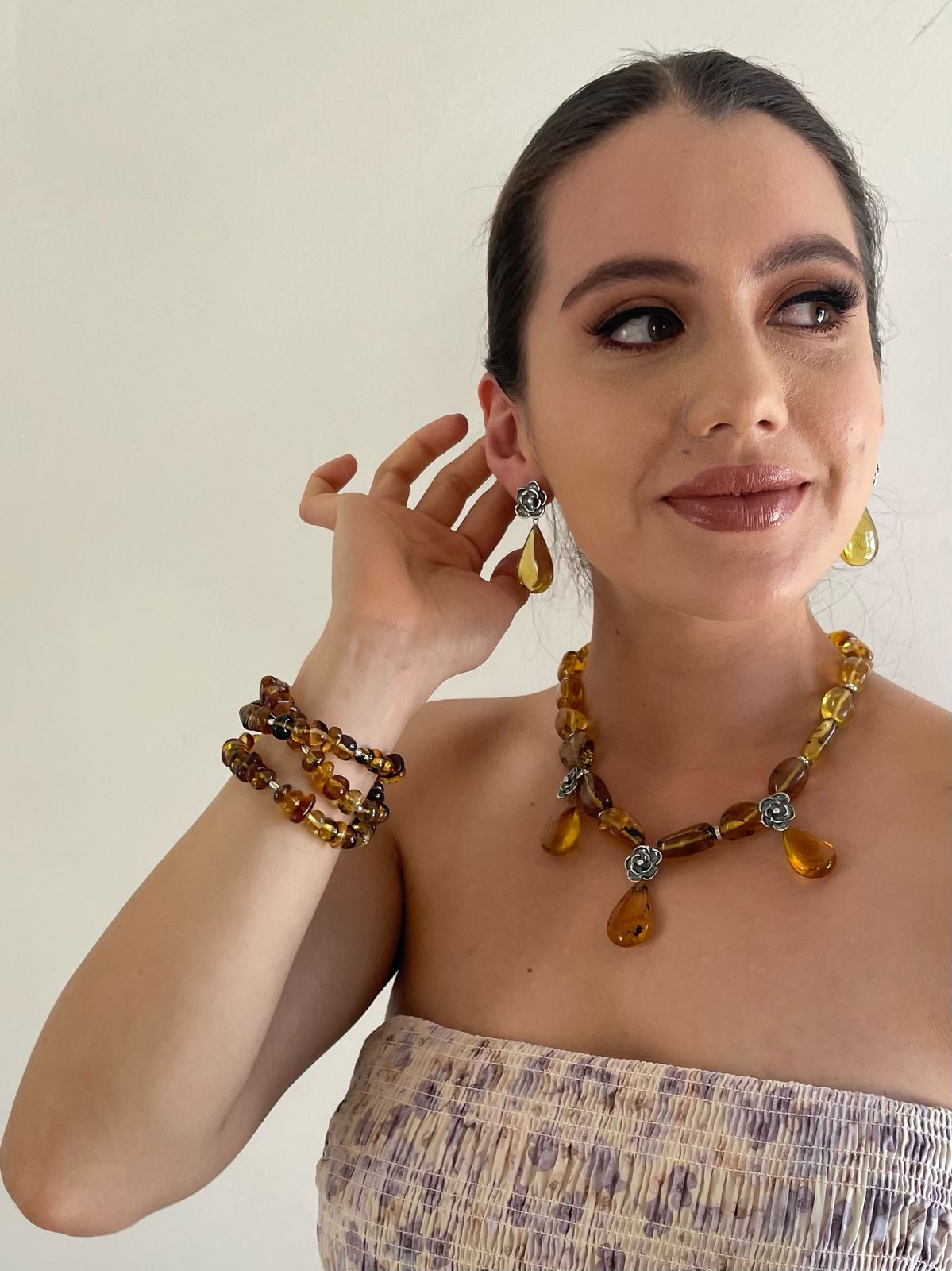 Collar 3 Camelias almendra