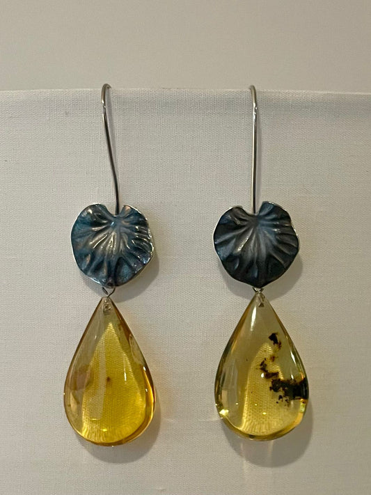 Arete Hoja Lirio almendra ámbar