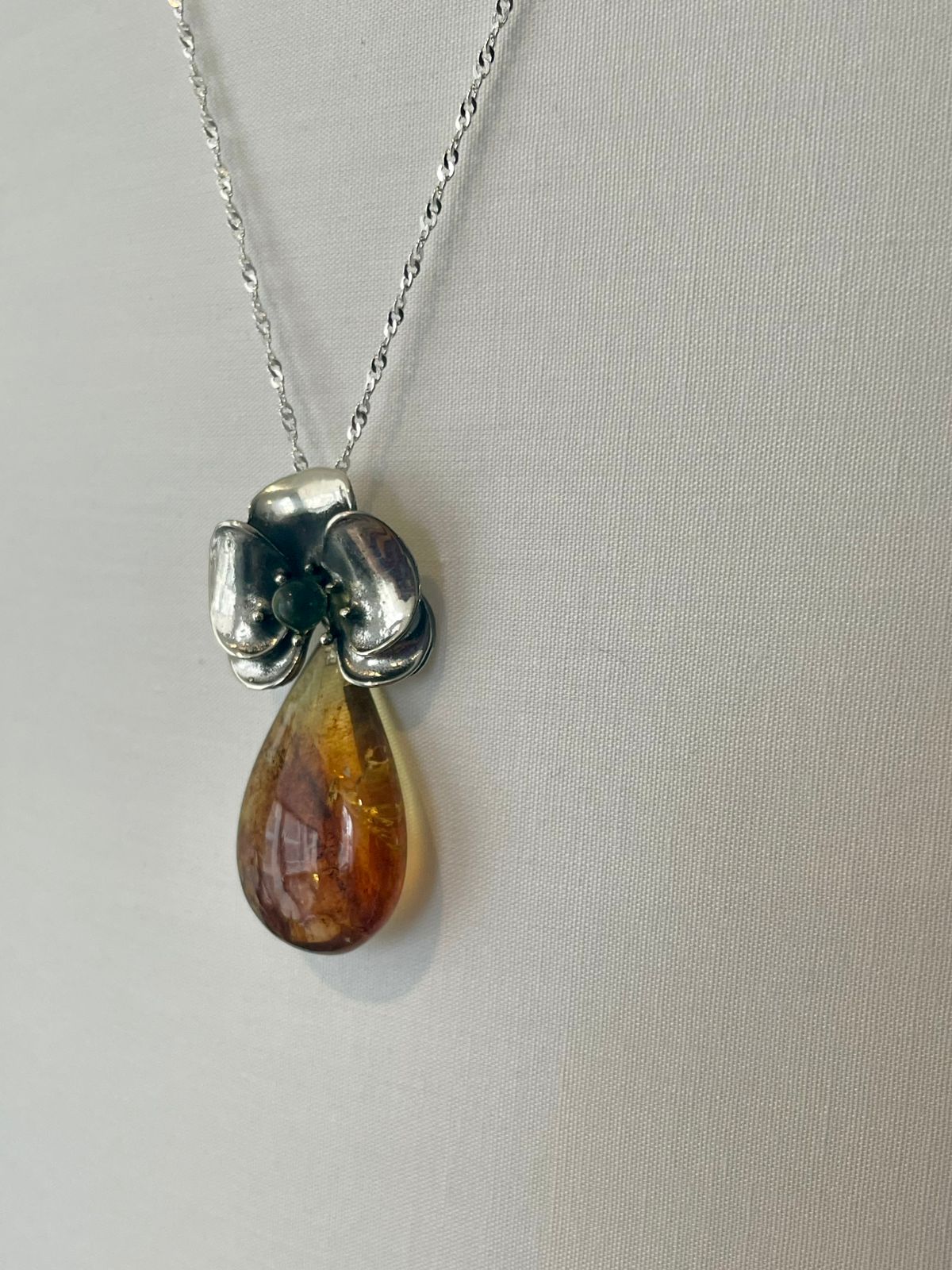 Dije Orquídea almendra ámbar