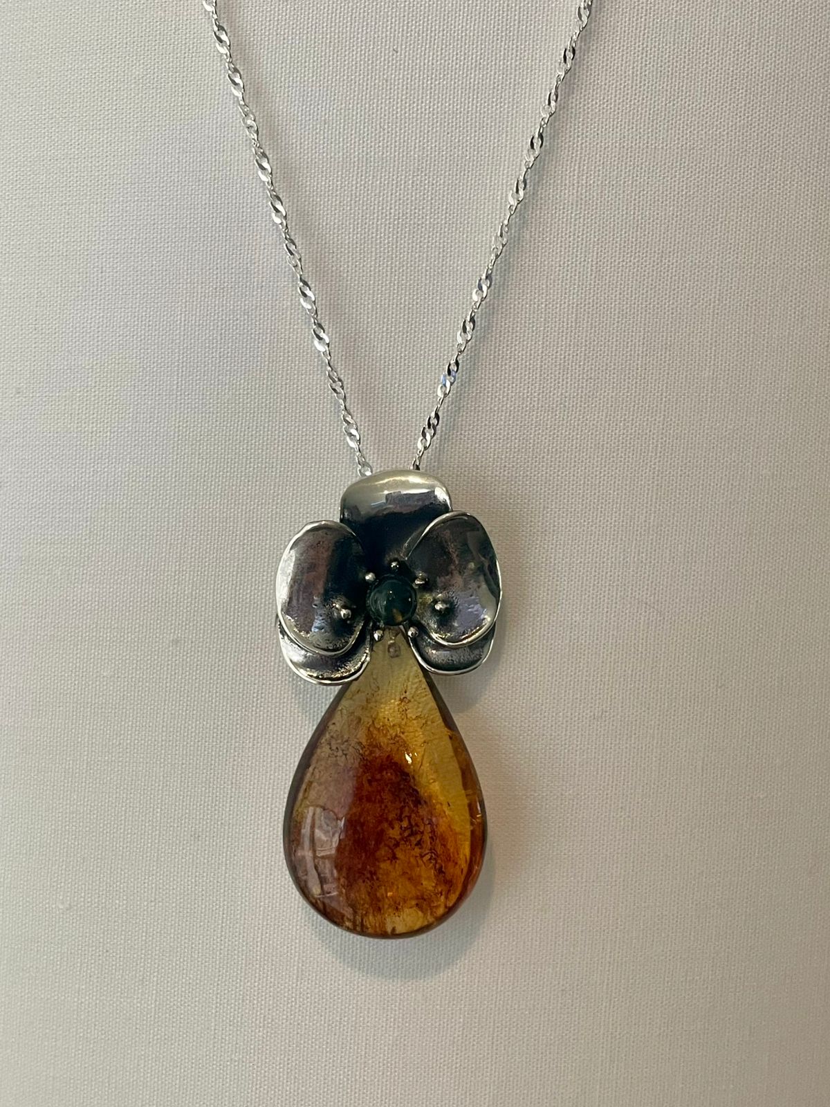 Dije Orquídea almendra ámbar