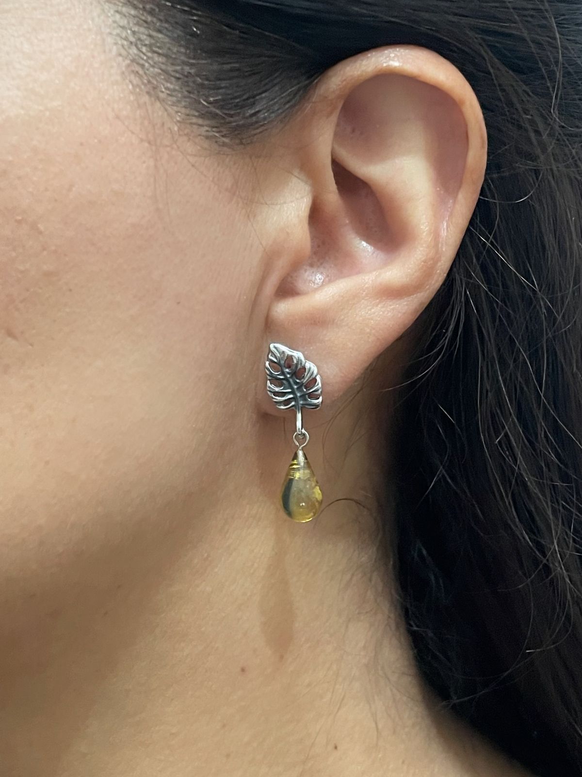 Arete Monstera Gota Ámbar