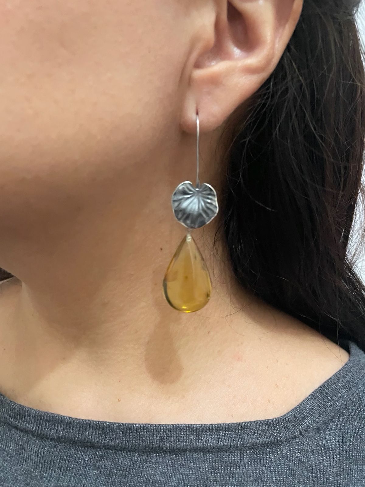 Arete Hoja Lirio almendra ámbar
