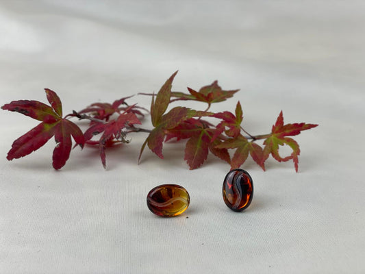 Arete broquel grano café en ámbar rojo