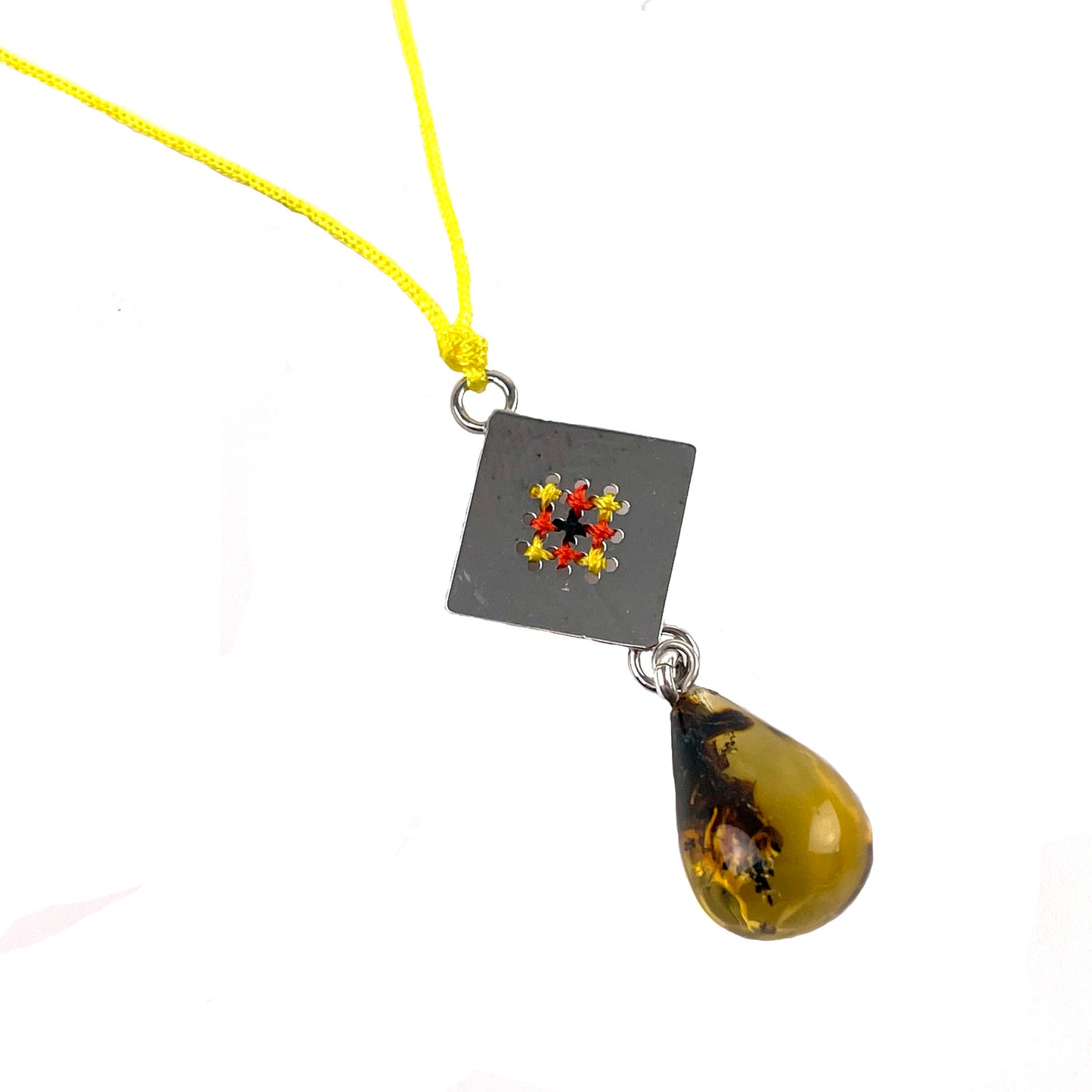 Collar rombo gota cordón amarillo