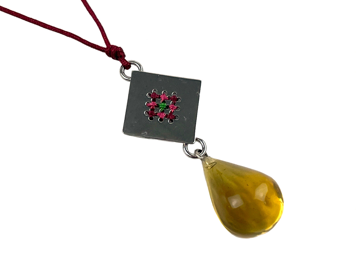 Collar rombo gota cordón vino