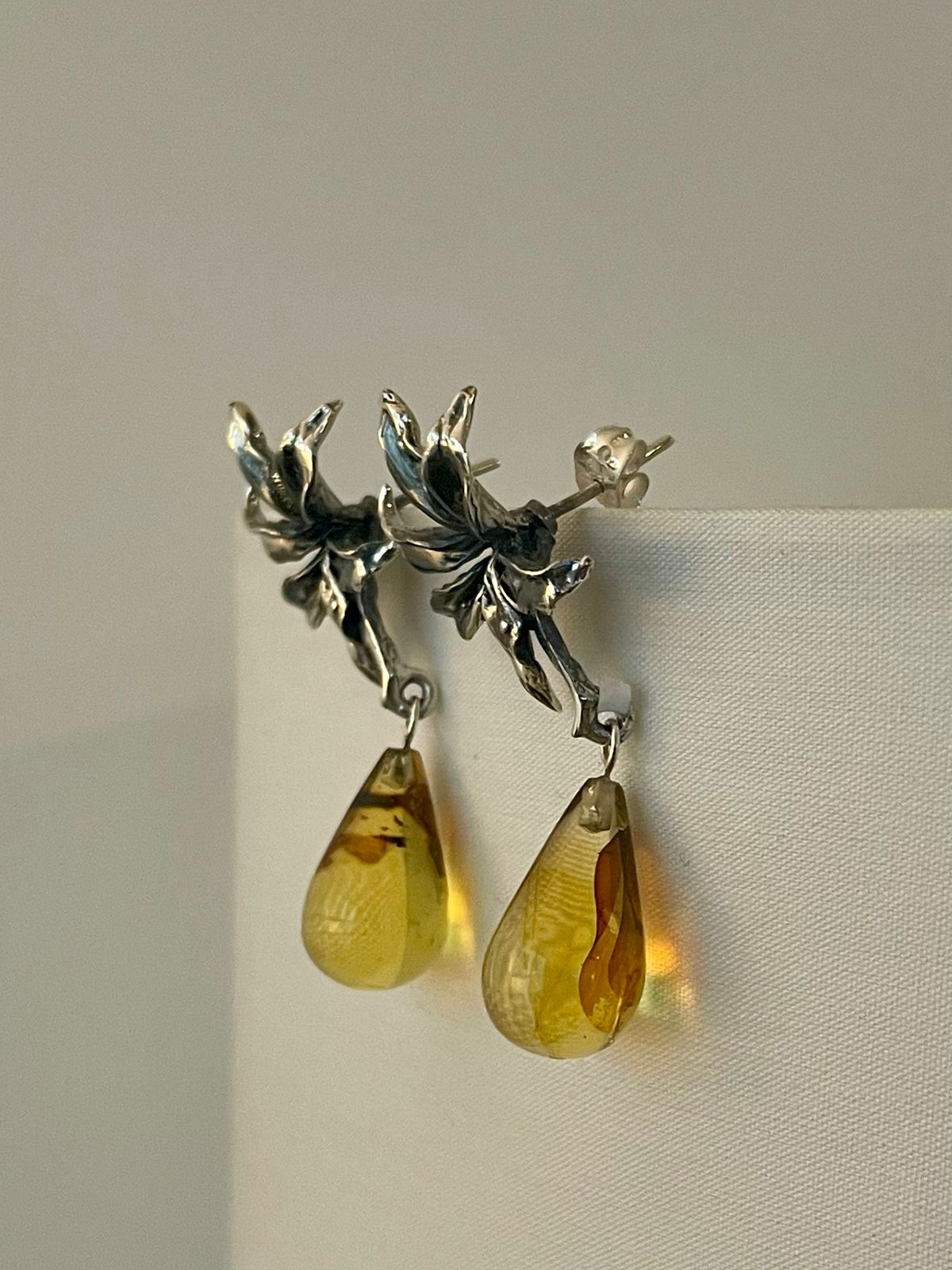 Arete Lily Gota Ámbar