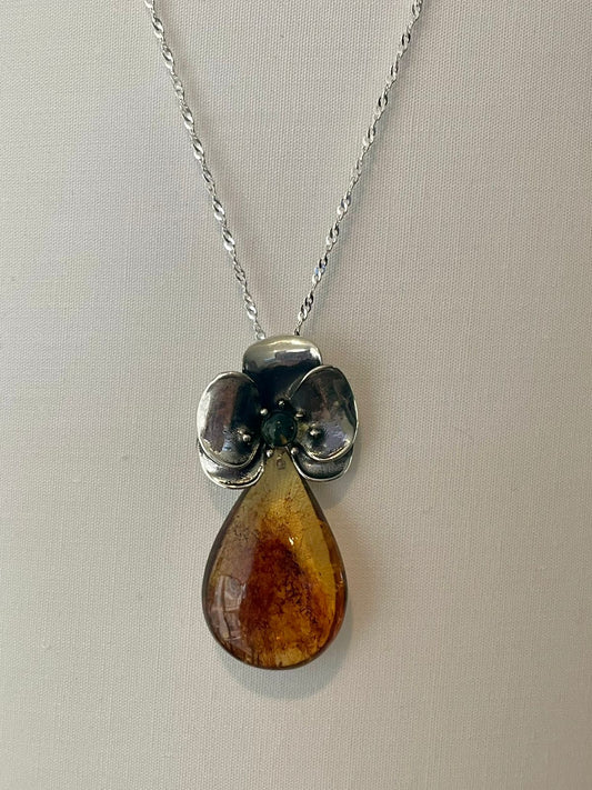 Dije Orquídea almendra ámbar