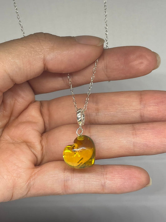Cadena dije corazón en ámbar