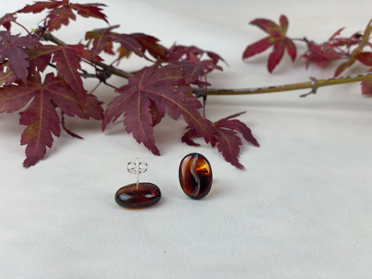 Arete broquel grano café en ámbar rojo