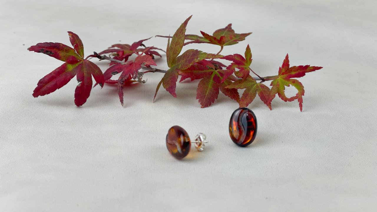 Arete broquel grano café en ámbar rojo