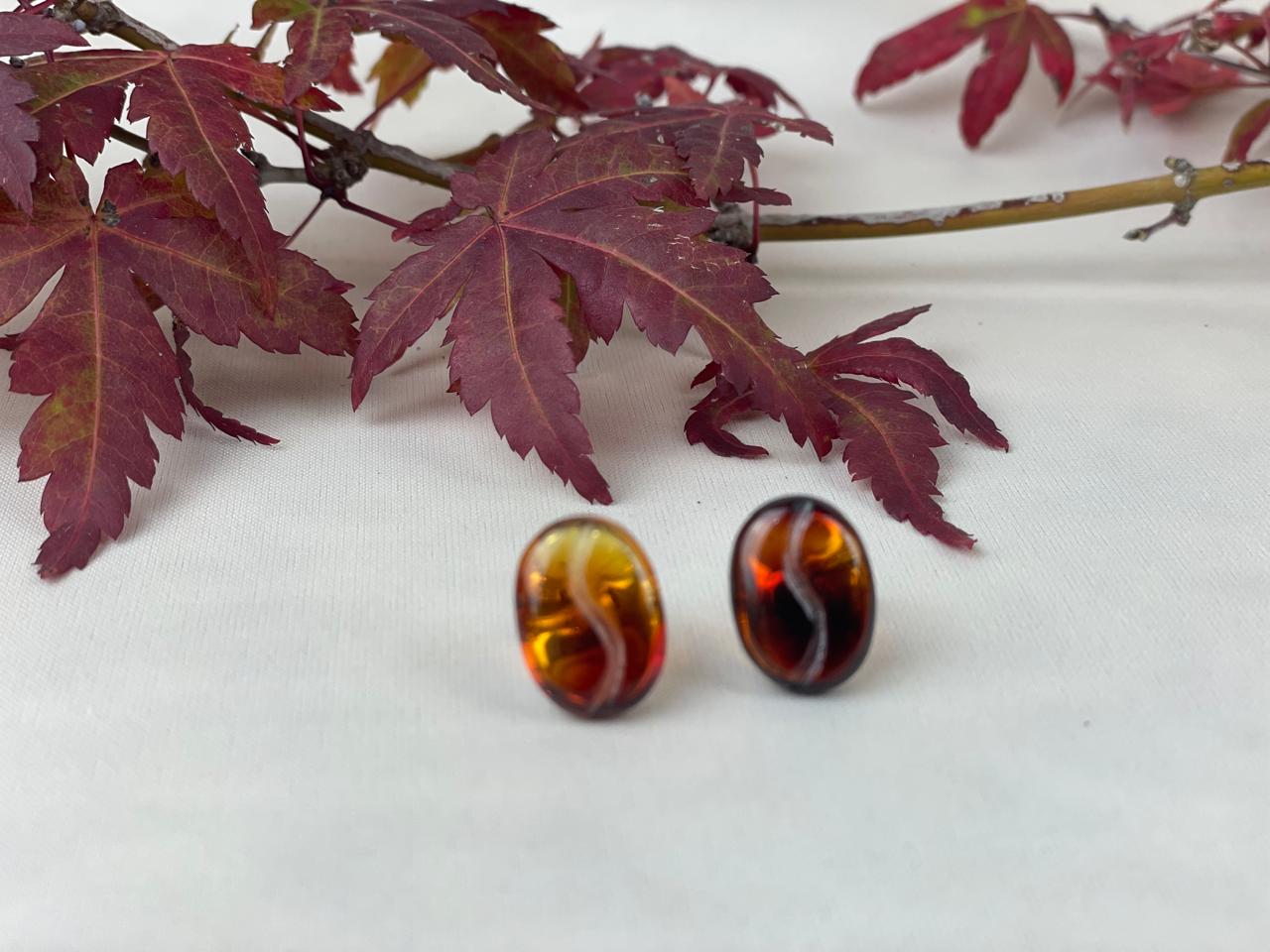 Arete broquel grano café en ámbar rojo