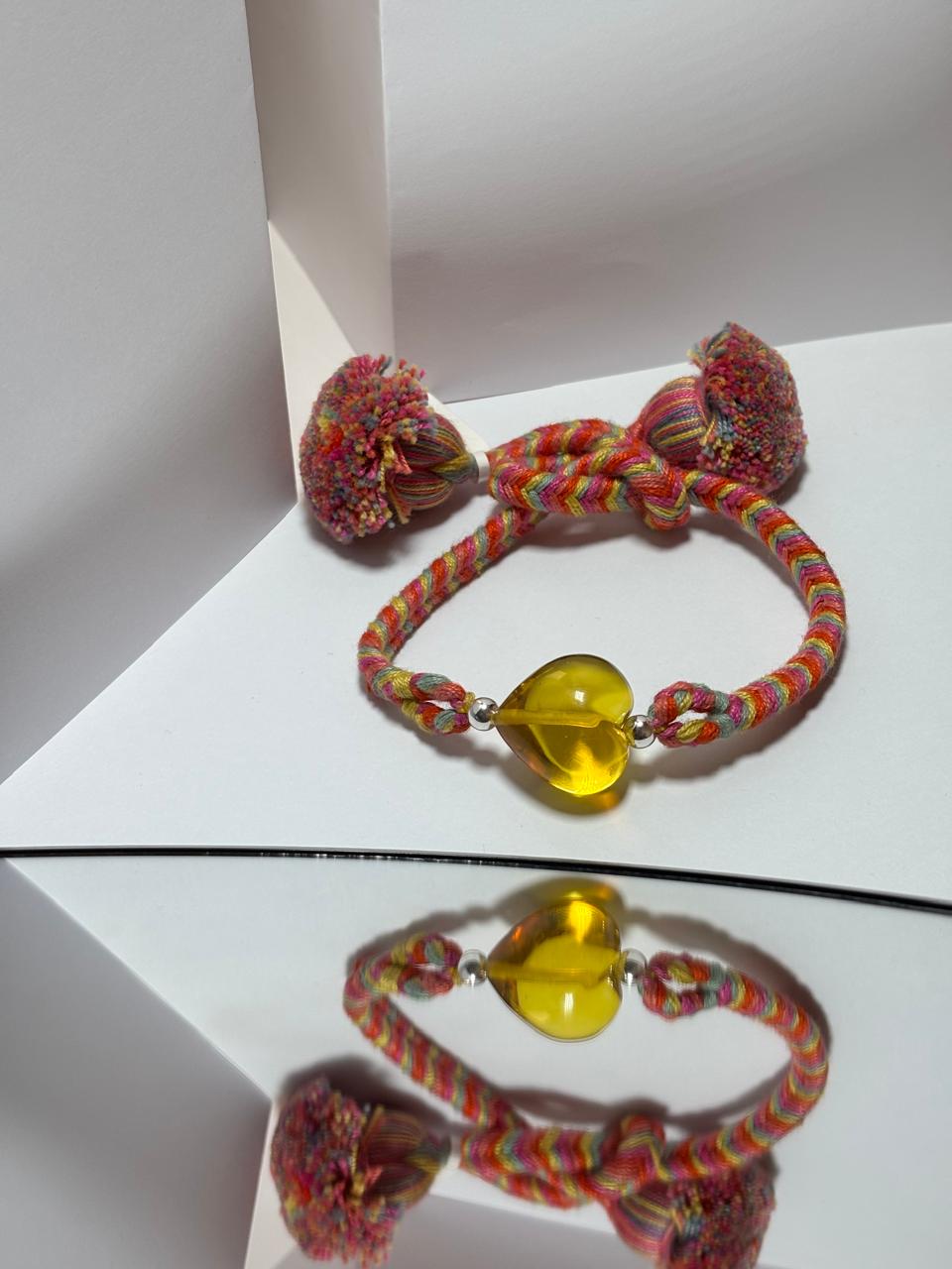 Pulsera Corazón Ámbar  Borlas